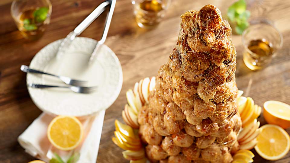 Ptysiowa piramida croquembouche Ptysiowa piramida croquembouche