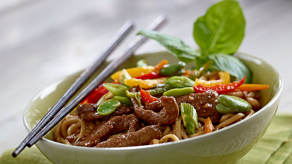 Kaczka ze smażonym makaronem chow mein i warzywami Kaczka ze smażonym makaronem chow mein i warzywami