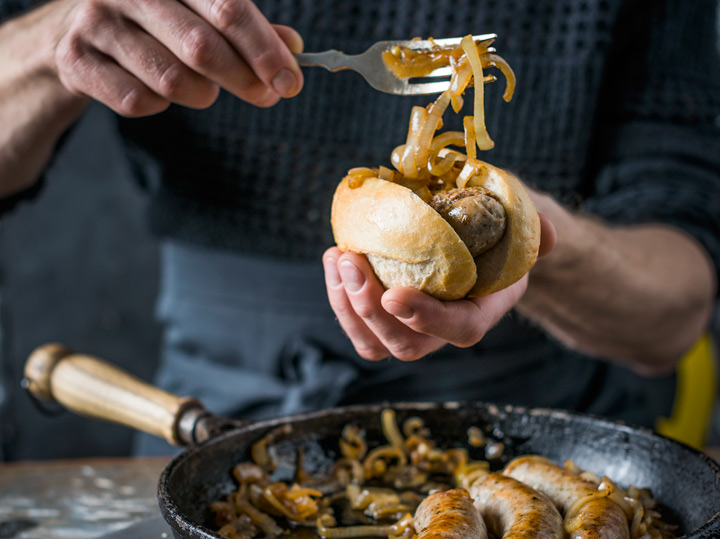 Domowe hot-dogi z białych kiełbasek Domowe hot-dogi z białych kiełbasek