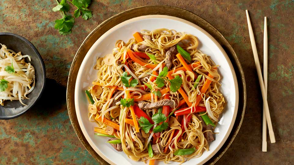Makaron chow mein z wołowiną Makaron chow mein z wołowiną
