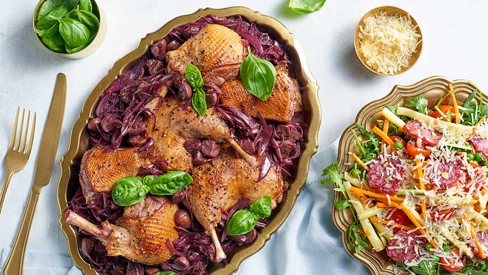 Kaczka w sosie pieczarkowo-szalotkowym z sałatką z salami z orzechami Kaczka w sosie pieczarkowo-szalotkowym z sałatką z salami z orzechami