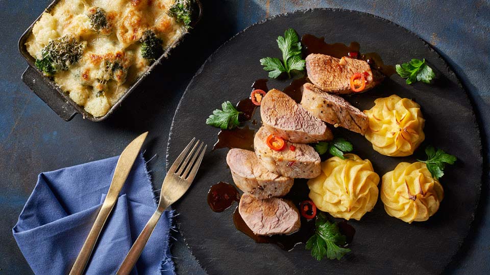 Polędwiczka wieprzowa w sosie pomarańczowo-przyprawowym z ziemniakami duchesse i zapiekanką z brokułów i kalafiora Polędwiczka wieprzowa w sosie pomarańczowo-przyprawowym z ziemniakami duchesse i zapiekanką z brokułów i kalafiora