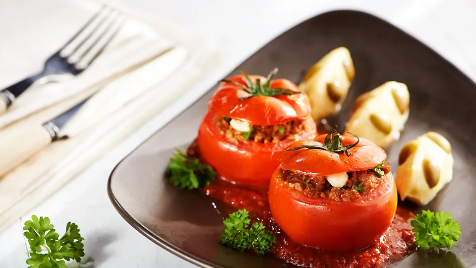 Pomidory faszerowane z purée pachnącym czosnkiem i z oliwkami