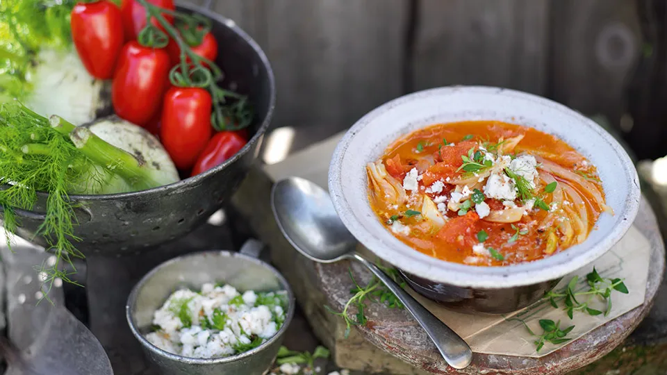 Zupa z pomidorów i kopru włoskiego z posypką z grzanek i fety