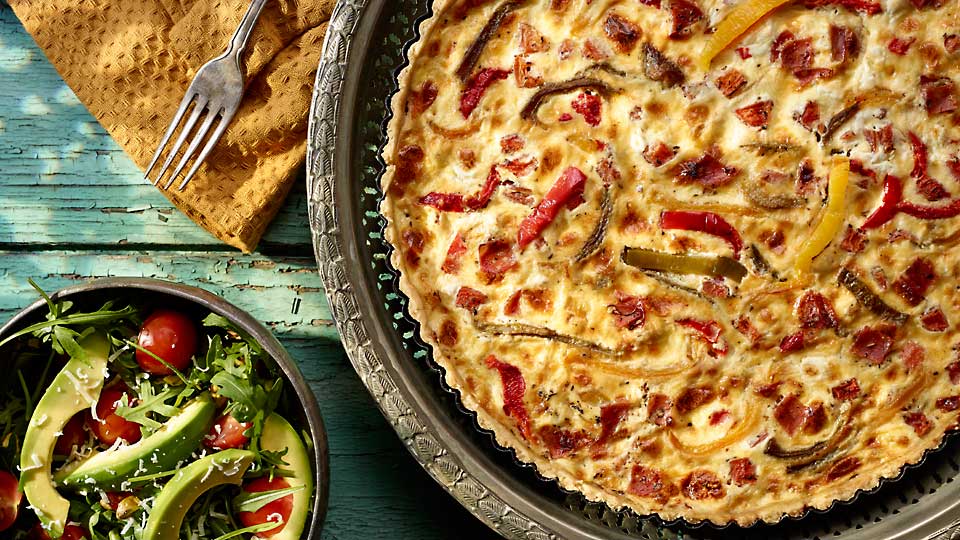 Quiche z pomidorami, papryką, kozim serem i kindziukiem Quiche z pomidorami, papryką, kozim serem i kindziukiem