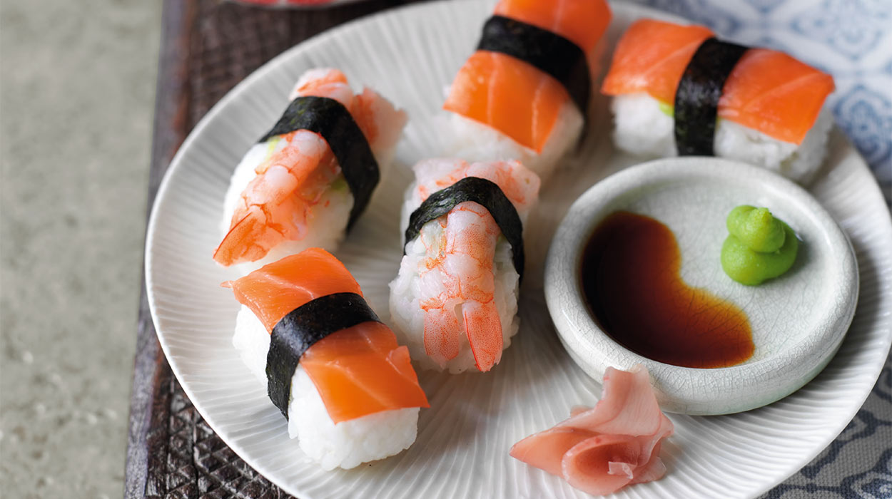 Nigiri sushi z wędzonym łososiem i krewetkami Nigiri sushi z wędzonym łososiem i krewetkami