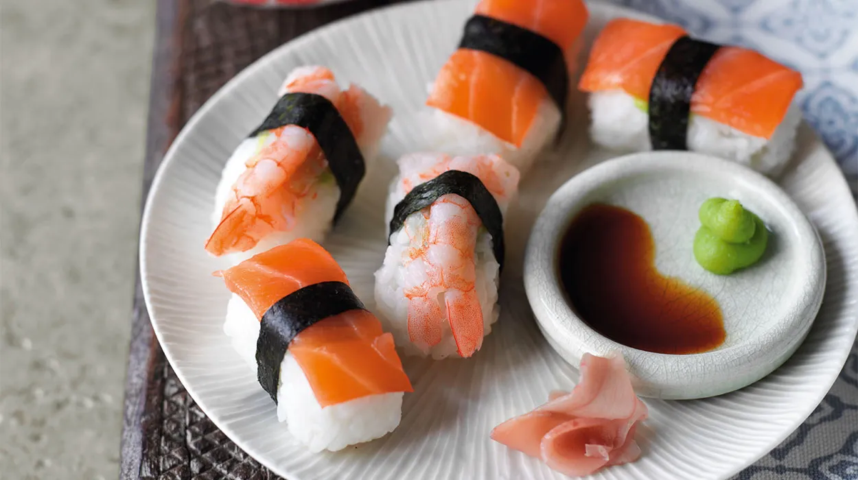 Nigiri sushi z wędzonym łososiem i krewetkami