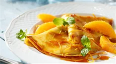 Francuskie naleśniki crêpes Suzette z pomarańczami