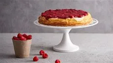 Sernik z malinami